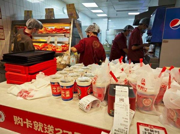 人人生 外卖平台激战“疯狂星期六”：塔斯汀员工“梦里都在做汉堡”，有商家称利润增幅不大