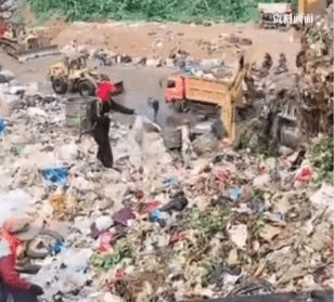 华利配资 大同回应环卫4小时翻8吨垃圾找手表：对翻垃圾找儿童手表环卫工给予奖励