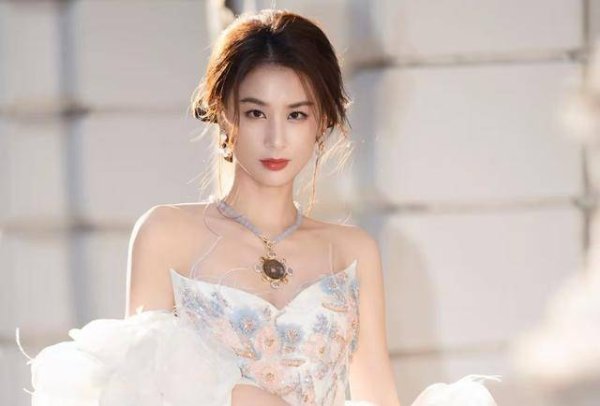 尚求100 离婚十个月后，黄圣依近况曝光，衣服臃肿肤色蜡黄，打扮像大妈